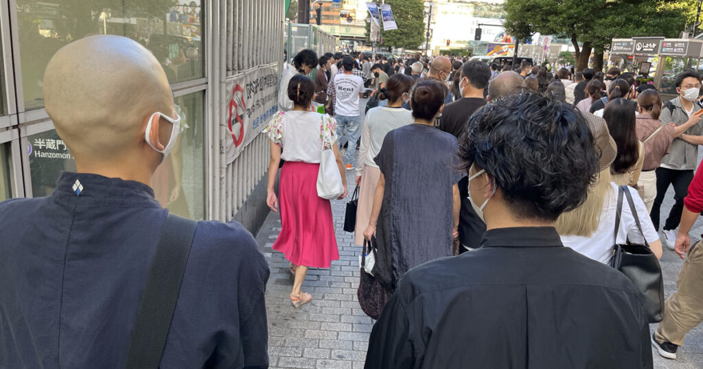 静けさとは正反対の街を闊歩